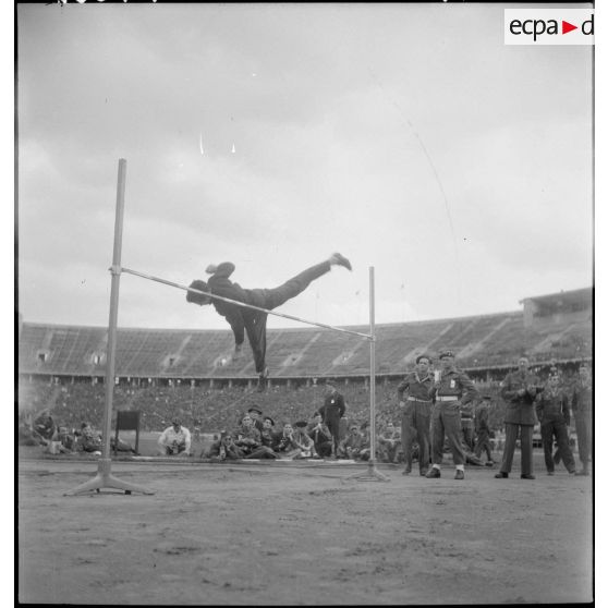 Epreuve de saut en hauteur au stade de Berlin.