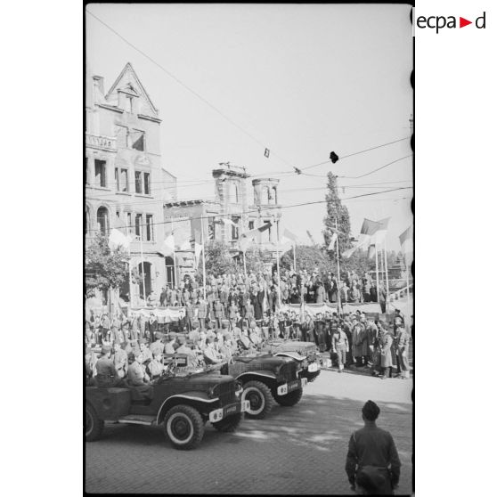 Défilé motorisé à Mayence : jeeps conduites par un régiment de tirailleurs marocains.
