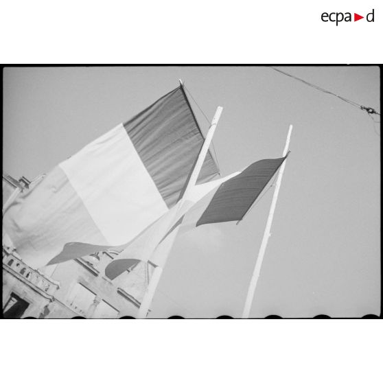 Drapeaux français flottant au vent.