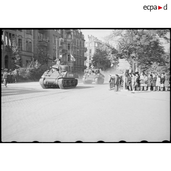 Défilé de chars Sherman M4 à Mayence.