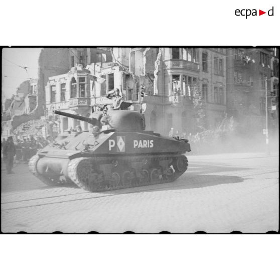 Défilé de chars Sherman M4 à Mayence.