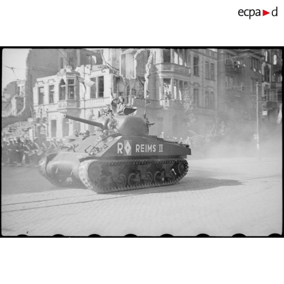 Défilé de chars Sherman M4 à Mayence.