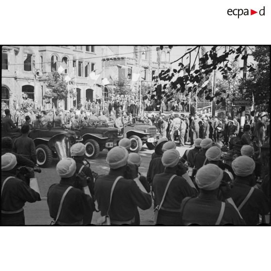 Défilé motorisé à Mayence : jeeps conduites par un régiment de tirailleurs marocains.