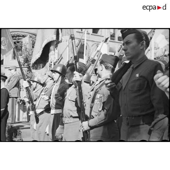 Officiers et gardes au drapeau en avant de la tribune de Mayence.