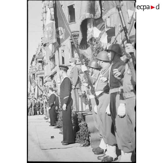 Officiers et gardes au drapeau en avant de la tribune de Mayence.
