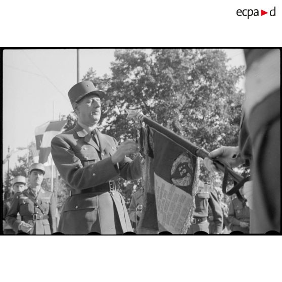 Décoration de drapeaux de régiments non identifiés par le général De Gaulle à Mayence.