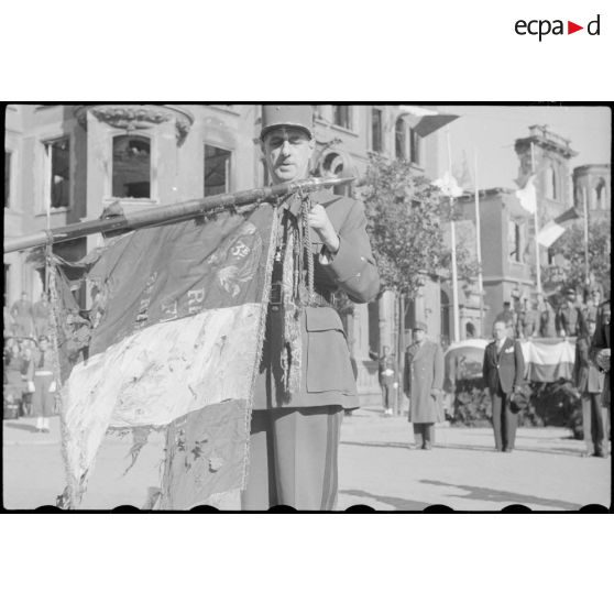 Décoration du drapeau du 3e RTA par le général De Gaulle à Mayence.