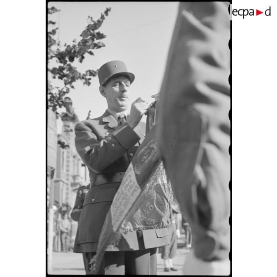 Décoration de drapeaux de régiments non identifiés par le général De Gaulle à Mayence.