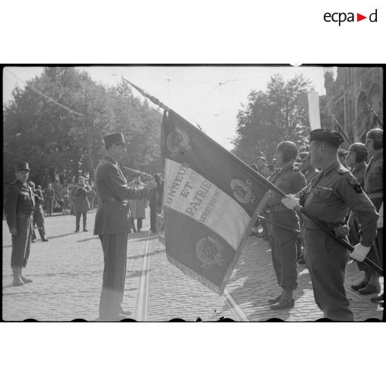 Décoration du drapeau du 17e RTS par le général De Gaulle.