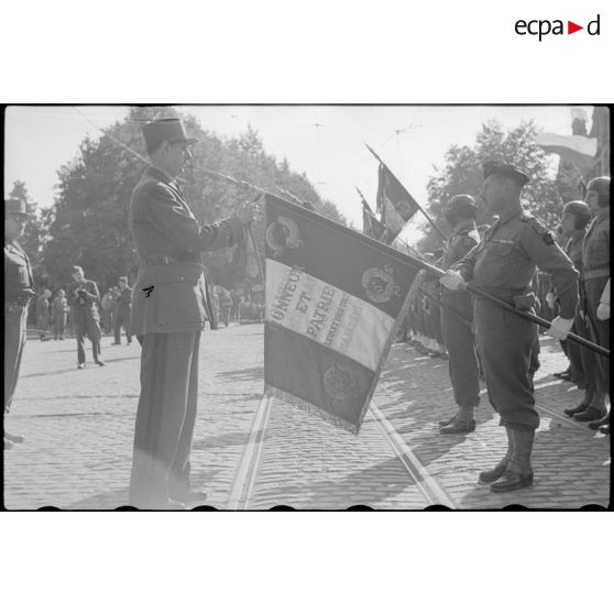 Décoration du drapeau du 17e RTS par le général De Gaulle.