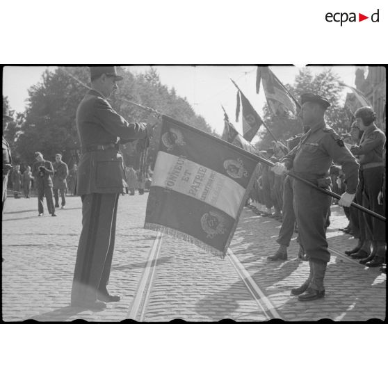 Décoration du drapeau du 17e RTS par le général De Gaulle.