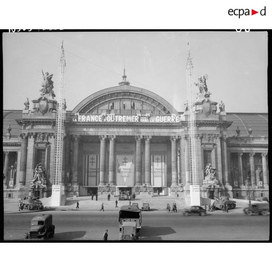 Le grand palais au moment de l'exposition sur "la France d'outre-mer dans la guerre".