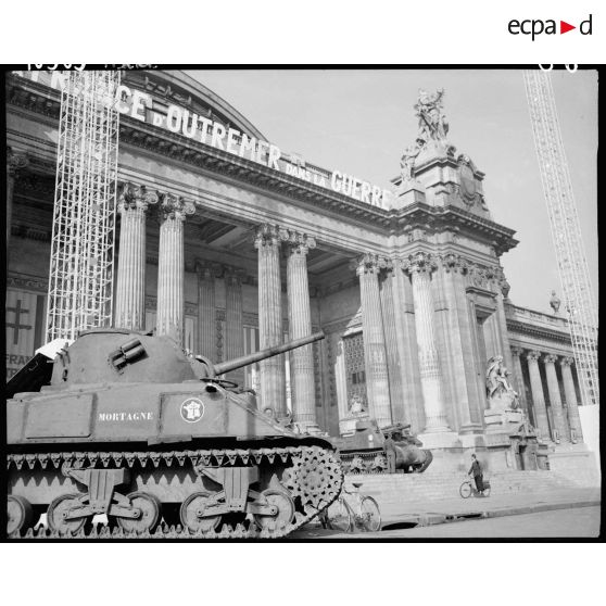 Char Sherman M4 devant le grand palais.