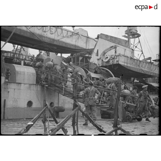 Débarquement des hommes du 5e RIC à Saigon.