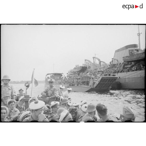 Les parachutistes marins sur la vedette du Richelieu.