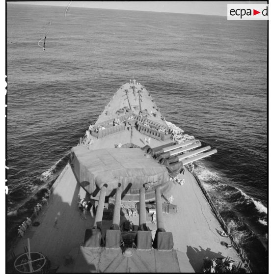 L' avant du Richelieu pendant un exercice.