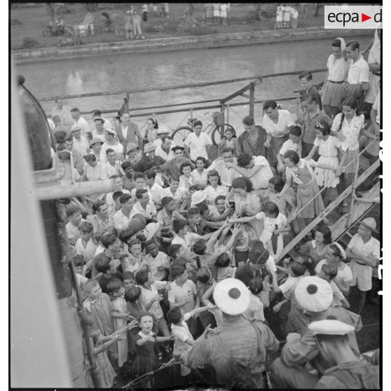 Débarquement des troupes du 5e RIC du Triomphant .