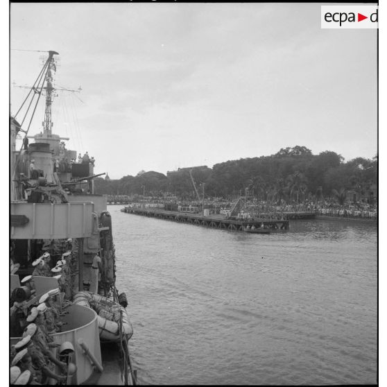 Arrivée du Triomphant dans le port de Saigon.