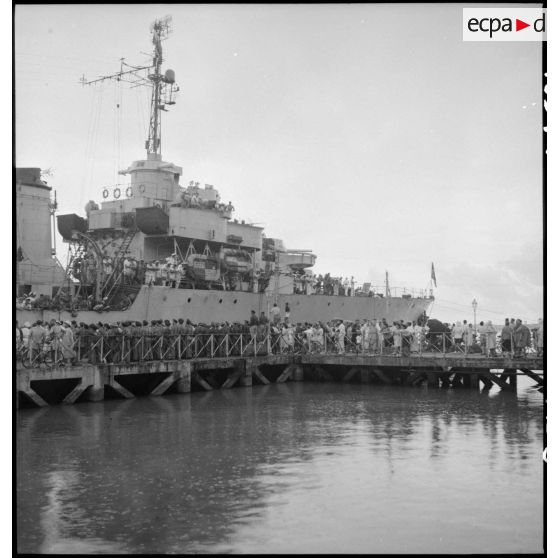 Débarquement des troupes du 5e RIC du Triomphant  à Saigon.