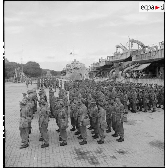 Débarquement des troupes du 5e RIC à Saigon.
