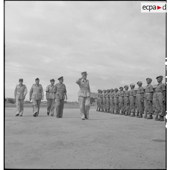 Revue des troupes par le général Leclerc.