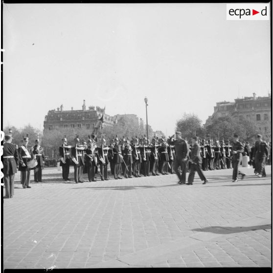 Revue des troupes par le général Clark.