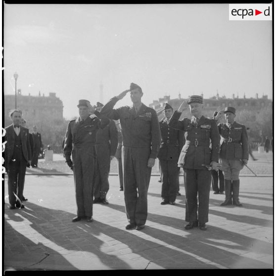 Le général Clark, accompagné du général Legentilhomme, saluent la tombe du soldat inconnu.