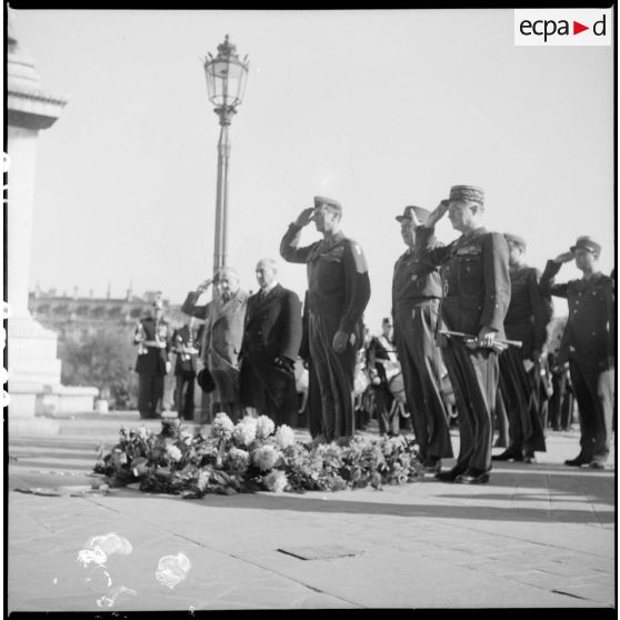 Dépôt de gerbe par le général Clark.