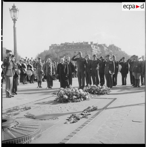Dépôt de gerbe par le général Clark.