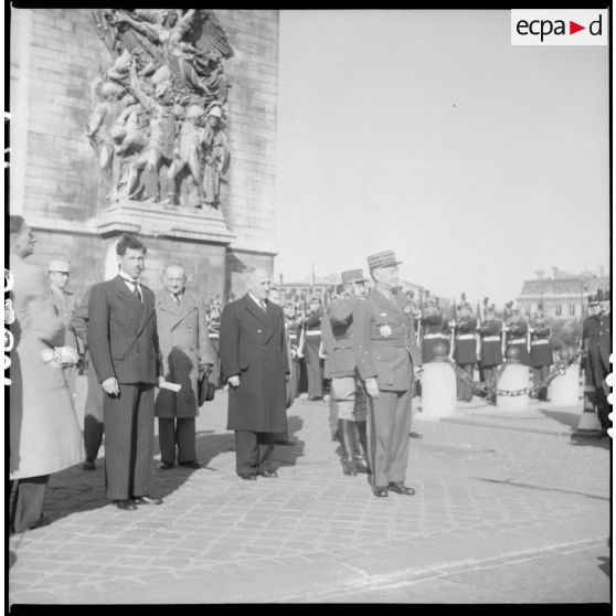 Le général Legentilhomme à l'arc de Triomphe.