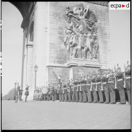 La garde républicaine à l'arc de Triomphe.