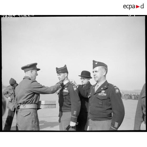 Remise de décorations à des officiers de la 82e Airborne division.