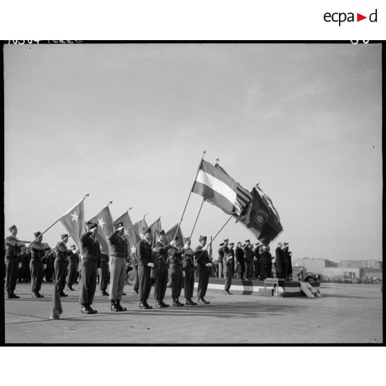 Prise d'armes à l'aérodrome de Tempelhof.