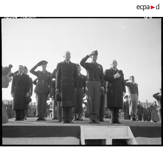 Tribune officielle lors de la remise de la fourragère à la 82e division Airborne.
