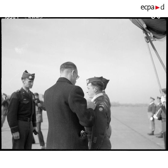 Remise de décorations à des officiers de la 82e Airborne division.