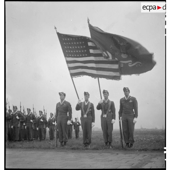 Garde-drapeaux sur l'aérodrome de Tempelhof.