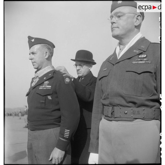Remise de décorations à des officiers de la 82e Airborne division.