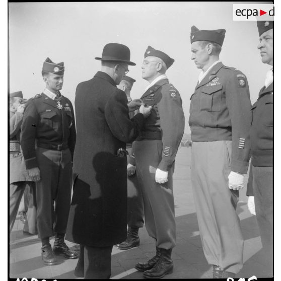 Remise de décorations à des officiers de la 82e Airborne division.