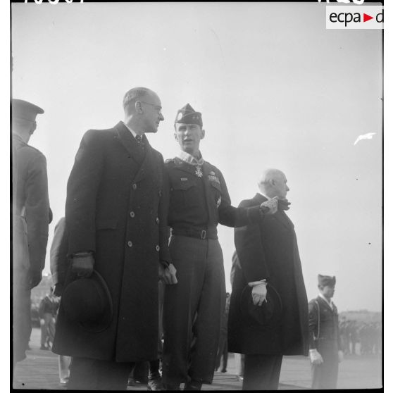 Autorité civile non identifiée en conversation avec un officier de la 82e division Airborne.