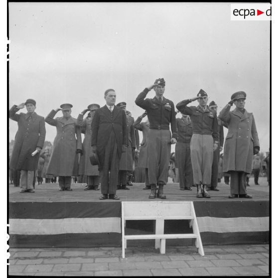 Tribune officielle pendant la remise de la fourragère à la 82e division Airborne.