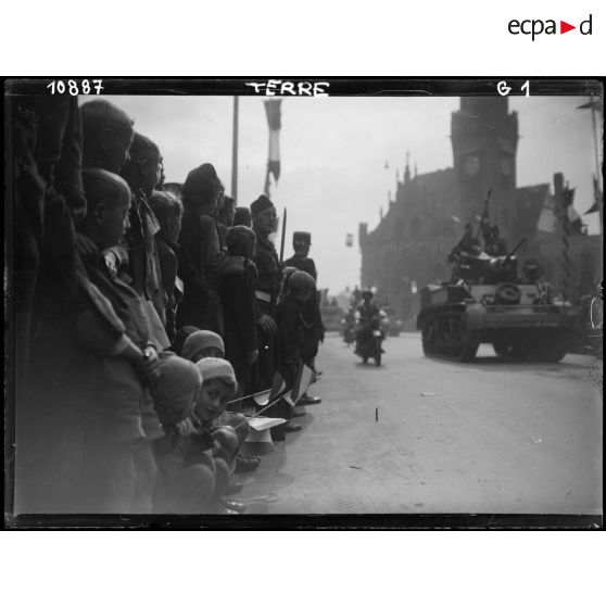 Défilé de blindés à Sarrebruck : M3 Stuart et convoi de motocyclettes.