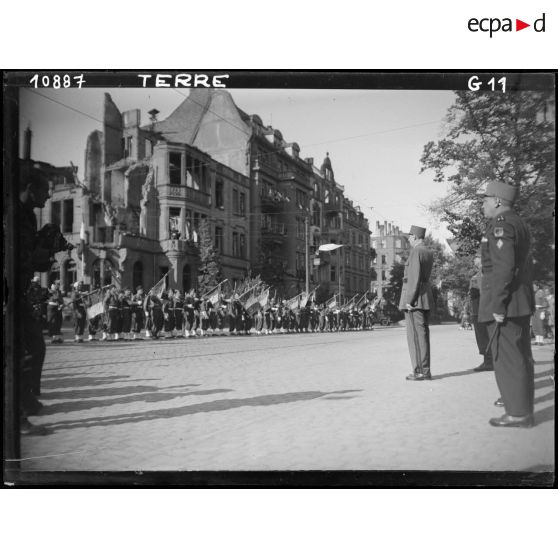 Salut aux drapeaux par le général De Gaulle à Mayence.