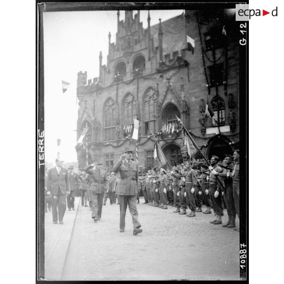 Revue des troupes par le général De Gaulle à Sarrebruck.