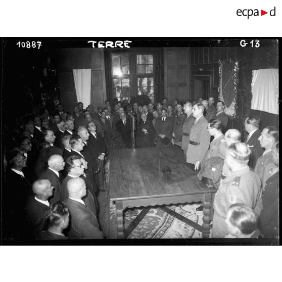 Le général De Gaulle reçoit les notabilités de Coblence.
