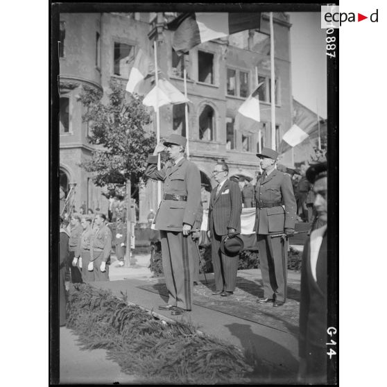 Le général De Gaulle au défilé militaire de Mayence.