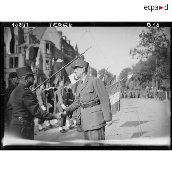 Poignée de main entre le général De Gaulle et un général de brigade non identifié.