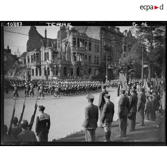 Défilé d'un régiment de tirailleurs algériens, qui passe devant la tribune du général De Gaulle, à Mayence.