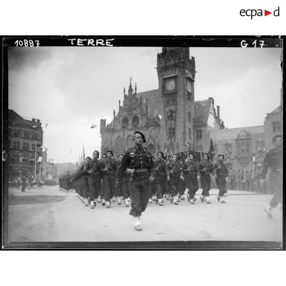 Défilé des troupes à Sarrebruck.