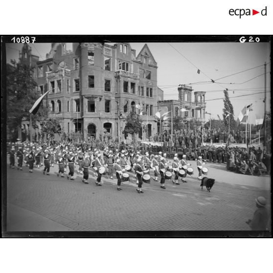 Fanfare militaire passant devant la tribune officielle, lors du défilé de Mayence.