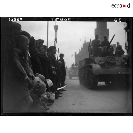 Défilé de blindés à Sarrebruck : chars M3 Stuart.